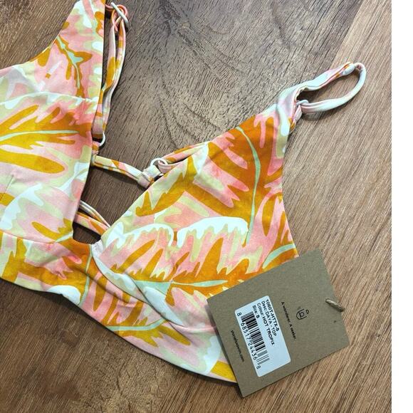 NWT Stone Fox Swim Daya Bikini Top Hot Tropix Print Size Small - Picture 6 of 6